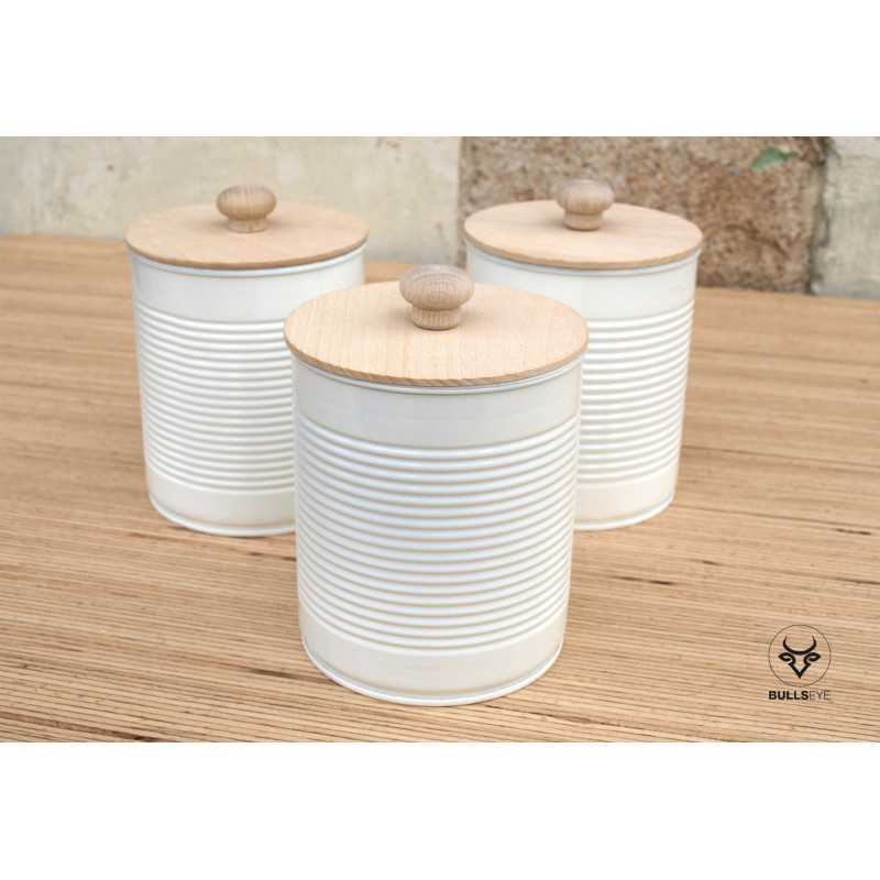 conserves vides peintes en blanc